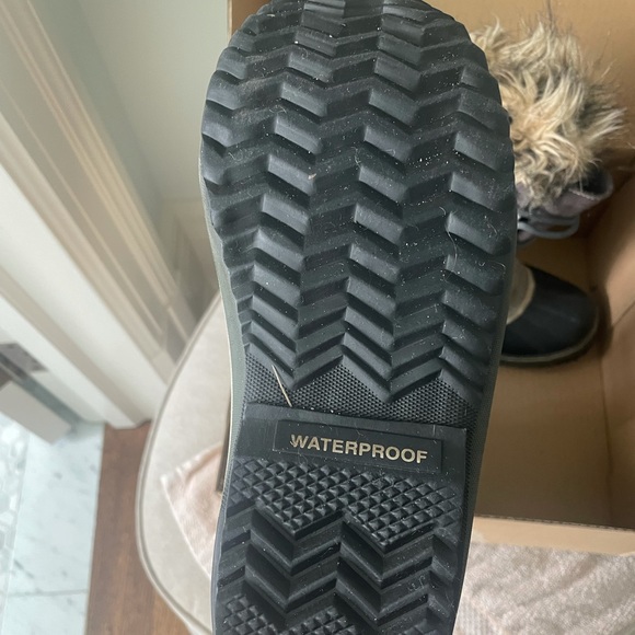 Sorel winter boots, slightly used - Picture 3 of 5